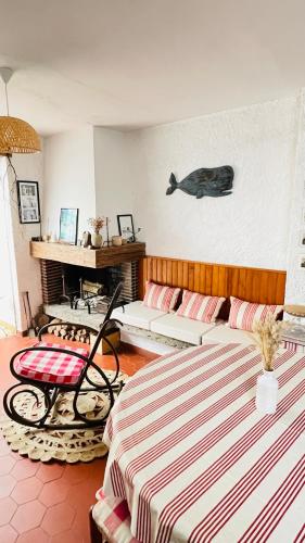 - un salon avec un lit et une cheminée dans l'établissement Villa ROMEO , 250M de la plage, à Saint-Georges-de-Didonne