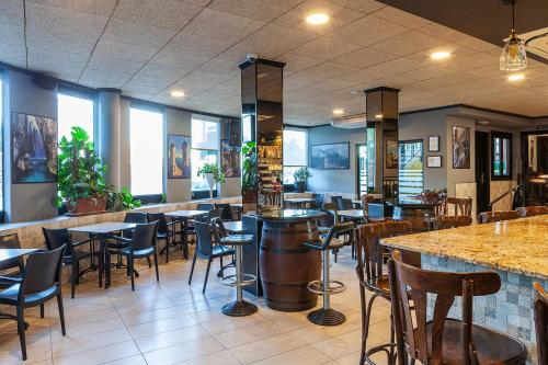 un restaurante con mesas y sillas y un bar en Hostal León Dormido, en Polop