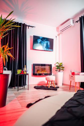 TV a/nebo společenská místnost v ubytování Apartment de Lux Craiova Jacuzzi Pat Rotund Semineu Zona Ford