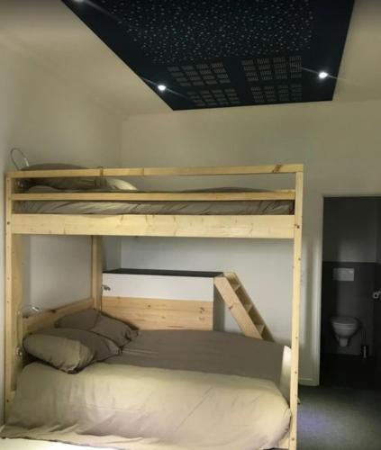 Ce lit superposé se trouve dans un dortoir doté de lits superposés. dans l'établissement chateau d'eau le sable, à Daon