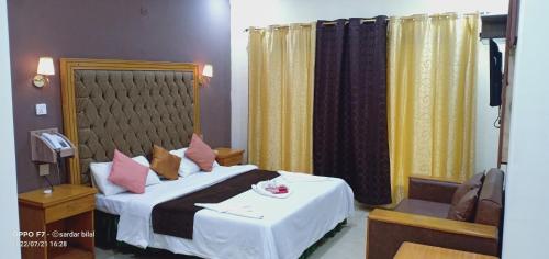 Una cama o camas en una habitación de Hotel Al Azeem