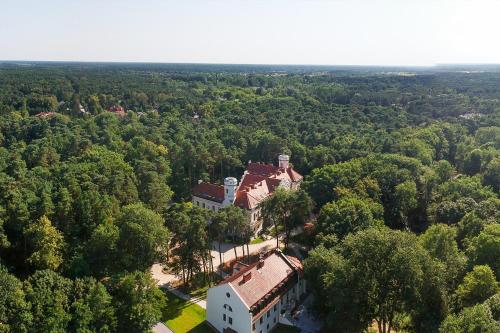 widok z powietrza na dom w środku lasu w obiekcie Dobry Zakątek Dom Rekolekcyjny w mieście Konstancin-Jeziorna