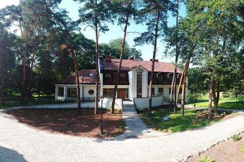 Dobry Zakątek Dom Rekolekcyjny في كونستانتشين جتزورنا: منزل مع شرفة وممر