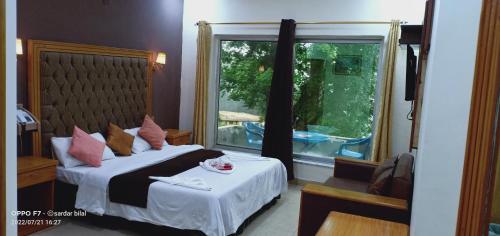 Una cama o camas en una habitación de Hotel Al Azeem