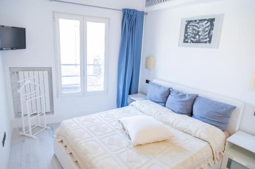 ein weißes Zimmer mit einem Bett und einem Fenster in der Unterkunft CityLife Charme - Milano Sempione in Mailand