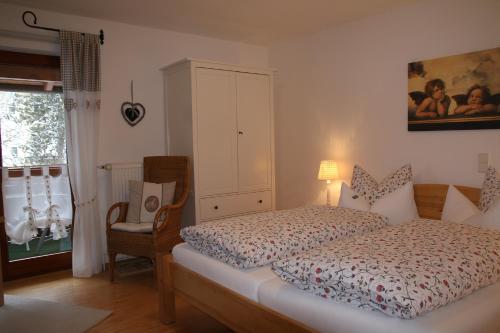 a bedroom with a bed and a cabinet and a window at Schöne Ferienwohnung im Nationalpark nördlicher Schwarzwald in Forbach