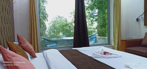 Una cama o camas en una habitación de Hotel Al Azeem