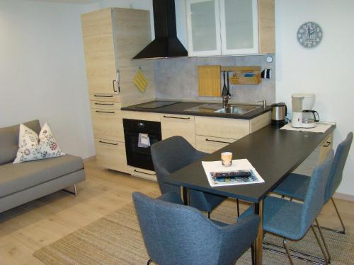 a kitchen with a table and chairs in a room at Schöne Ferienwohnung im Nationalpark nördlicher Schwarzwald in Forbach