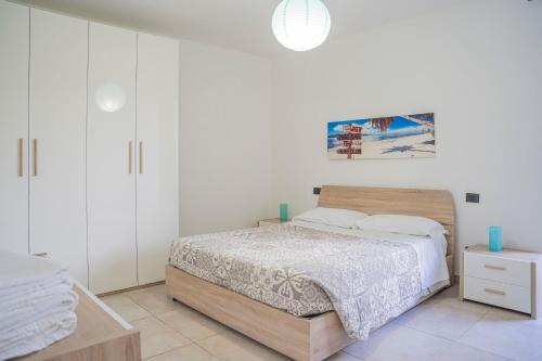 Ein Bett oder Betten in einem Zimmer der Unterkunft 065 - VILLA LETIZIA, Elegante 2 PISCINA e Natura, 10 minuti da MARE e SPIAGGIE