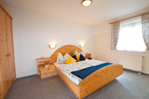 多夫加施泰因的住宿－哈特寶兒公寓，一间卧室设有一张木床和一个窗户。