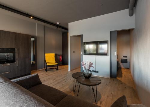 Cuisine ou kitchenette dans l'établissement AK Rentals, with hot tubs