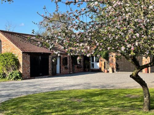 Κήπος έξω από το The Barn at Whitehouse Farm 18th century 3 bed Barn- Beautifully converted