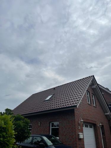 a roof of a brick house with a car at Ferienwohnung Justus in Aurich
