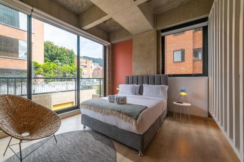 1 dormitorio con cama y ventana grande en Cozy Loft in Parque 93, en Bogotá