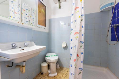 A bathroom at RNET - Weekend Roses