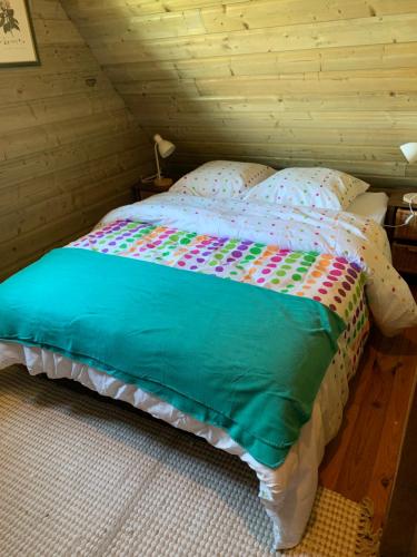 sypialnia z łóżkiem na poddaszu w obiekcie Le clos gîte avec spa pour 2 personnes w mieście Beuzeville