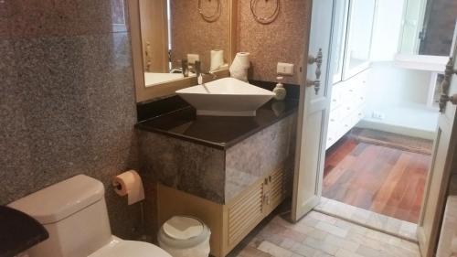 チェンマイにあるペントハウス ガラレ トン タワーの洗面台とトイレ付きのバスルーム