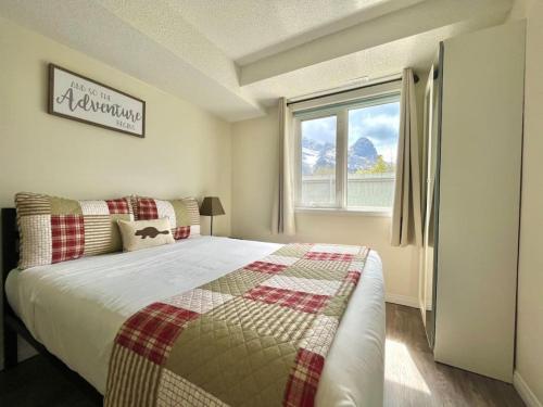 Postel nebo postele na pokoji v ubytování Nakiska, 2 Bed 1 Bath with Mtn Views