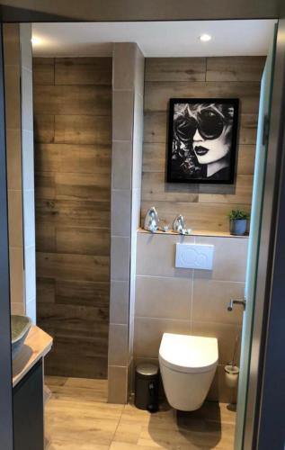 a bathroom with a toilet and a sink at Pension auf dem Land in Kevelaer