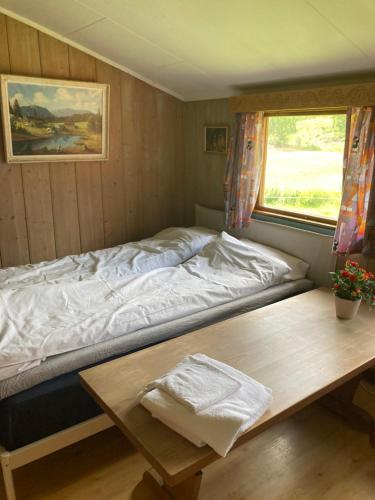 A bed or beds in a room at Åsgardane Gjestegard