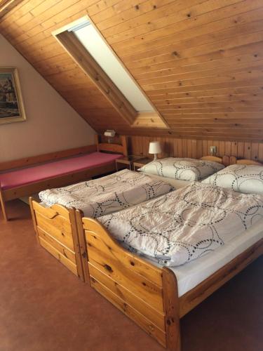 2 łóżka w pokoju na poddaszu w obiekcie Apartment Lužné w mieście Luhačovice