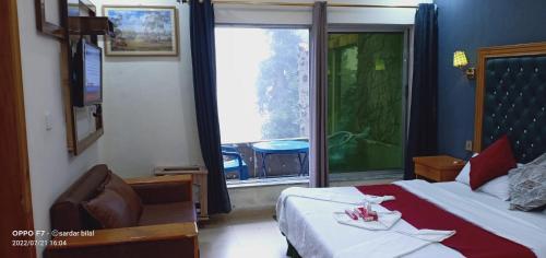 Una cama o camas en una habitación de Hotel Al Azeem