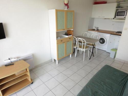 - une cuisine avec une table, un évier et une table dans l'établissement Appartement T2 Cabine avec Terrasse, Parking Privé et Proche Plage à Sète - FR-1-472-103, à Sète