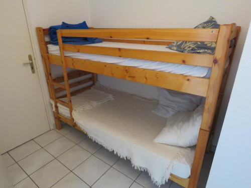 quelques lits superposés dans une chambre dans l'établissement Appartement T2 Cabine avec Terrasse, Parking Privé et Proche Plage à Sète - FR-1-472-103, à Sète