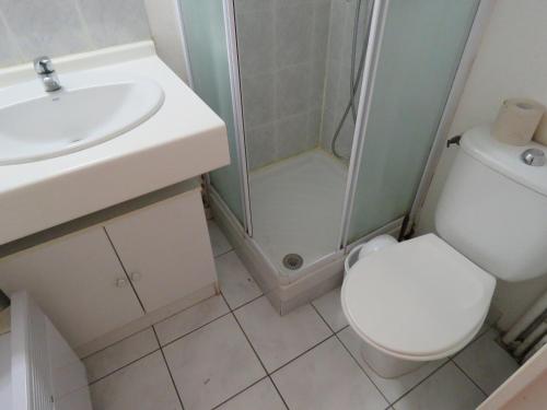 une salle de bain avec toilettes, lavabo et douche dans l'établissement Appartement T2 Cabine avec Terrasse, Parking Privé et Proche Plage à Sète - FR-1-472-103, à Sète