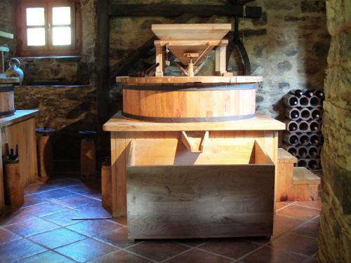 um barril de vinho sentado em cima de uma mesa de madeira em Muiño das Cañotas em O Lourido