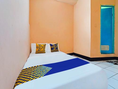 Ένα ή περισσότερα κρεβάτια σε δωμάτιο στο SPOT ON 91367 Rumah Bundo Syariah
