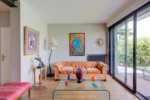 a living room with a couch and a glass table at La Galerie in Toulouse
