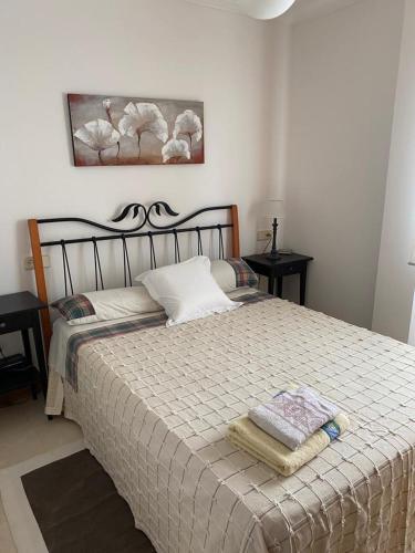 een slaapkamer met een bed met twee handdoeken erop bij precioso apartamento con vistas al mar in Sanxenxo