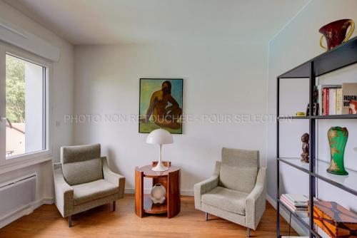 a living room with two chairs and a table at La Galerie in Toulouse