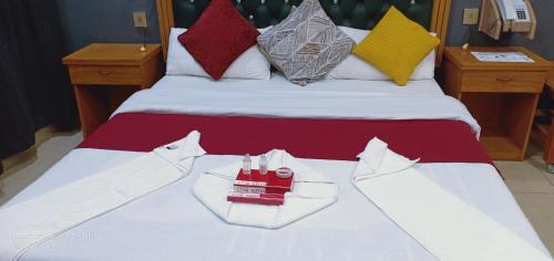 Una cama o camas en una habitación de Hotel Al Azeem