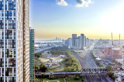 Stylish 2BR Condo w/stunning Lake & Sunset Views