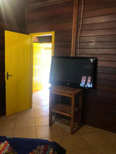 a living room with a flat screen tv on a wall at Estância Agnus Dei in Pirenópolis