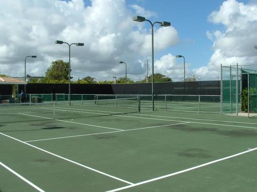Instalaciones para jugar a tenis o squash en AQUATIKA BEACH APT 1ST FL o alrededores