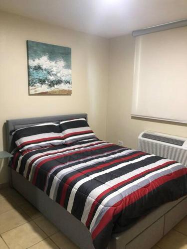 Cama o camas de una habitación en AQUATIKA BEACH APT 1ST FL