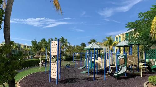 Un parque infantil en un complejo turístico con un tobogán en AQUATIKA BEACH APT 1ST FL, en Loiza