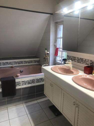une salle de bain avec deux lavabos et une baignoire dans l'établissement Villa 10-12 pers centre La Baule 300m de la Mer, à La Baule