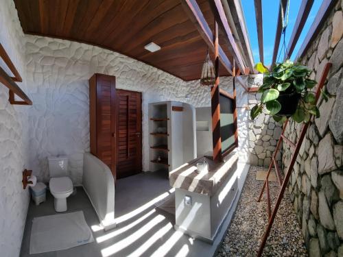 uma pequena casa de banho com um WC e uma janela em Chalés Bayern em Icaraí