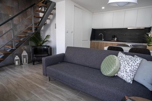 uma sala de estar com um sofá e uma cozinha em Casas da Barca em Vila Nova de Foz Côa