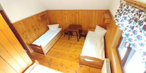 מיטה או מיטות בחדר ב-Schronisko PTTK na Jaworzynie Krynickiej