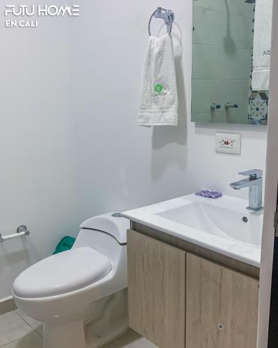 a bathroom with a toilet and a sink at Edificio La Alameda in Cali