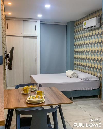 mały pokój ze stołem i łóżkiem w obiekcie Edificio La Alameda w mieście Cali