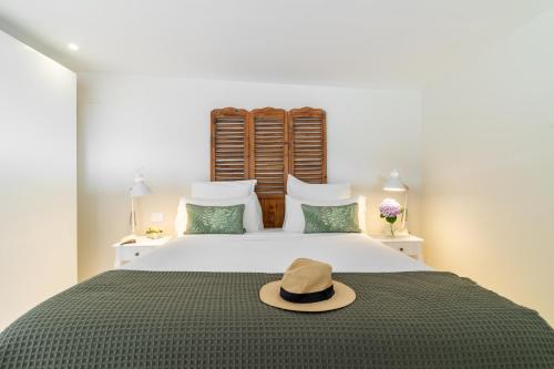 un sombrero sentado en la parte superior de una cama en Santa Brigida Window Suite, en Santa Brígida