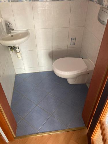 a bathroom with a toilet and a sink at Pokój Gościnny Gdańska 21 J in Świnoujście