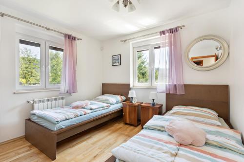 מיטה או מיטות בחדר ב-Willa z sauną Nad Jeziorem 61