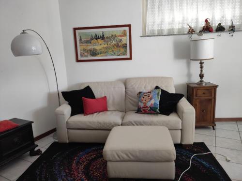 a living room with a couch and a table at Mi casa es su casa in Cividale del Friuli